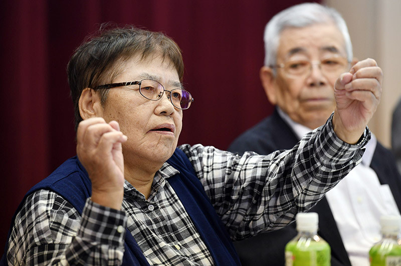旧優生保護法を巡って国を相手に提訴し、手話で記者会見する原告の小林喜美子さん(左)と宝二さん夫妻=神戸市中央区で2018年9月28日午後2時26分、小松雄介撮影