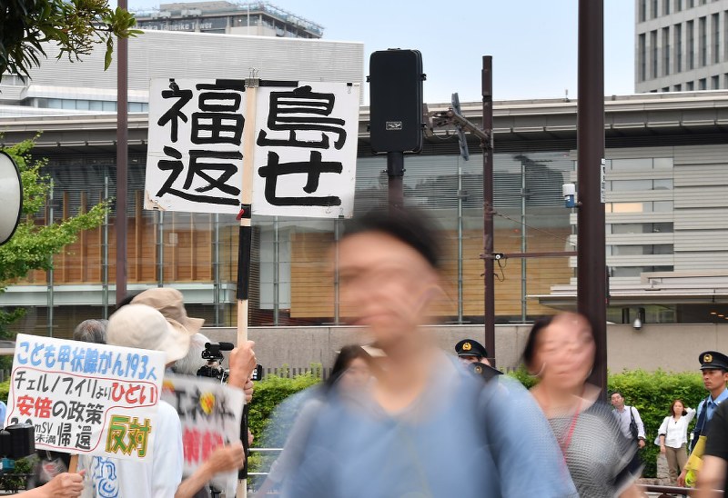 この日で300回目の開催となった首都圏反原発連合主催の「首相官邸前抗議」で原発稼働に反対の声を上げる人たち=東京都千代田区で7月、宮間俊樹撮影