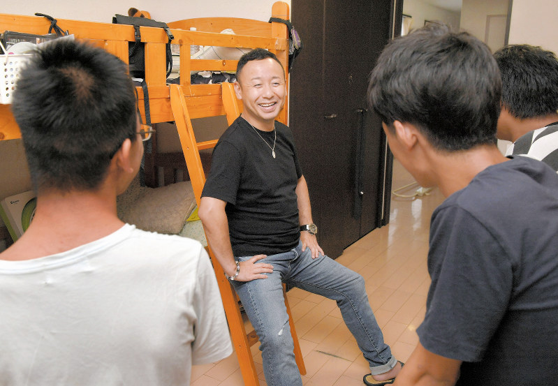 塾生たちと話し込む工藤良さん(中央)。それぞれの人間関係の悩みにまで気を配る=福岡県田川市の更生保護施設「田川ふれ愛義塾」で2018年9月21日、森園道子撮影