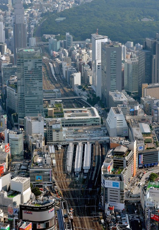 JR新宿駅=本社ヘリから竹内紀臣撮影