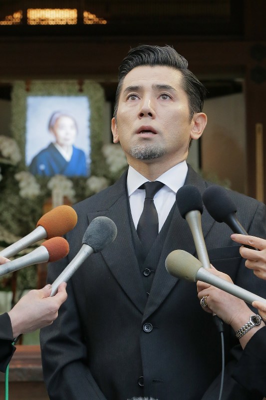 樹木希林さんの遺影が飾られた祭壇の前で、報道陣の質問に答える本木雅弘さん=東京都港区で2018年9月30日午前9時12分、和田大典撮影