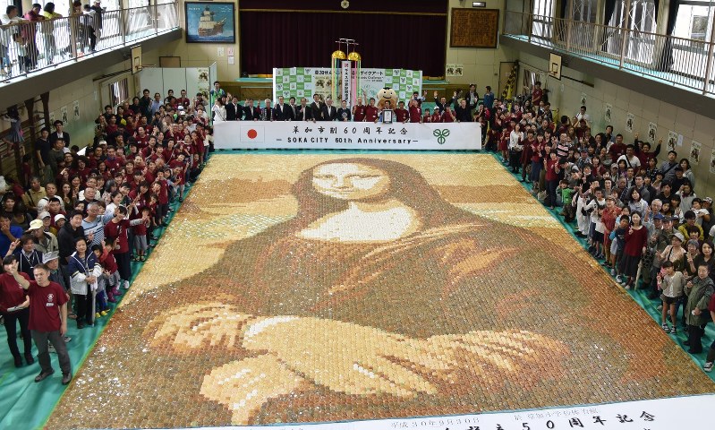 草加せんべい：2万3660枚で世界一のモザイク名画完成 | 毎日新聞