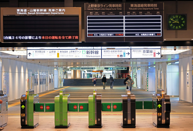 台風24号の影響で在来線や新幹線の運転が終了し、電光掲示板の表示が消えて閑散とする改札口=JR東京駅で2018年9月30日午後8時49分、梅村直承撮影