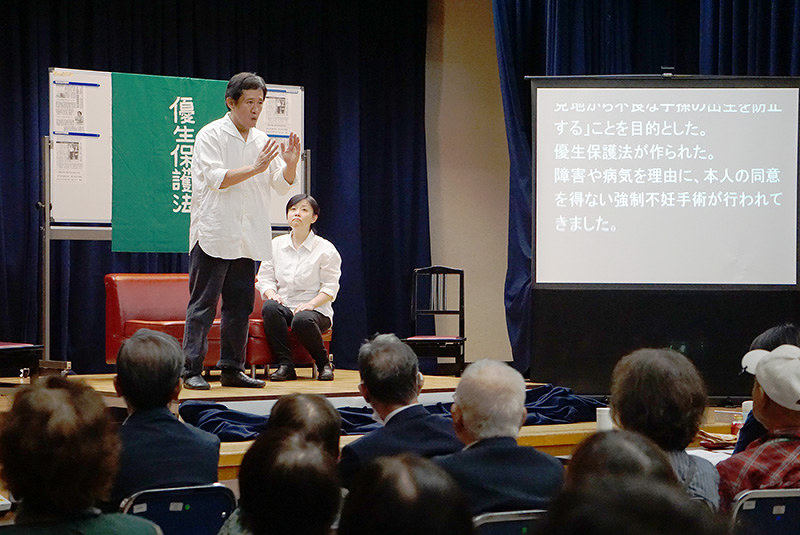 提訴直前に上演された手話演劇「沈黙の50年」=神戸市中央区で、反橋希美撮影