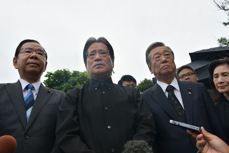 沖縄戦の戦没者をまつる「魂魄(こんぱく)の塔」を一緒に訪問した後、取材に応じる(左から)共産党の志位委員長、国民民主党の増子幹事長代行、自由党の小沢共同代表ら=沖縄県糸満市で9月25日、佐野格撮影