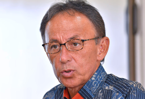 インタビューに応える玉城デニー氏＝那覇市で２０１８年１０月１日、徳野仁子撮影