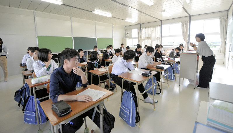プレハブ校舎での授業に臨む生徒ら=倉敷市真備町地区で2018年10月1日、高橋祐貴撮影