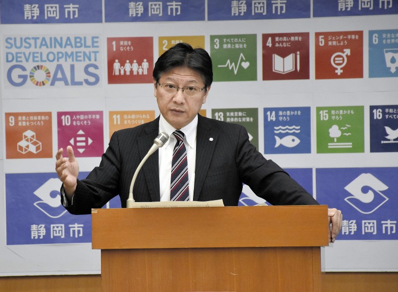 紙ストローの普及促進に取り組む考えを明らかにした田辺信宏市長=静岡市葵区の静岡市役所で2018年10月1日、大谷和佳子撮影
