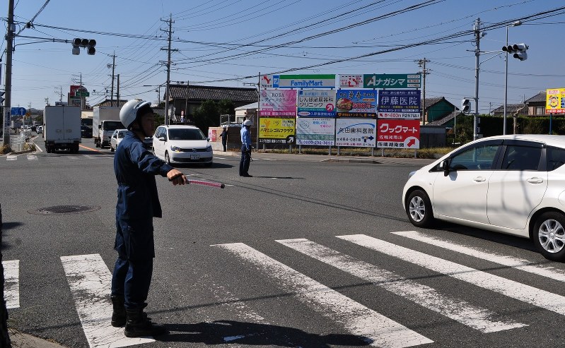 停電により信号が消えた交差点で交通整理をする浜松東署員=浜松市中区で2018年10月1日、奥山智己撮影