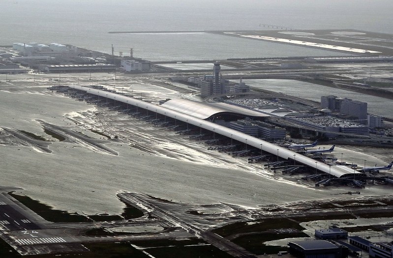 滑走路が浸水した関西国際空港=2018年9月4日午後6時、本社ヘリから幾島健太郎撮影