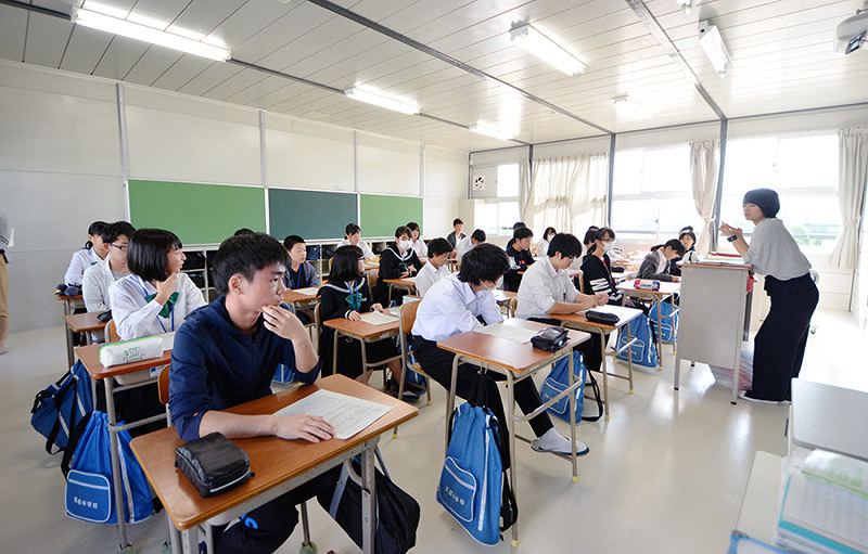 プレハブ校舎での授業に臨む真備中学校の生徒ら=岡山県倉敷市真備町地区で、高橋祐貴撮影