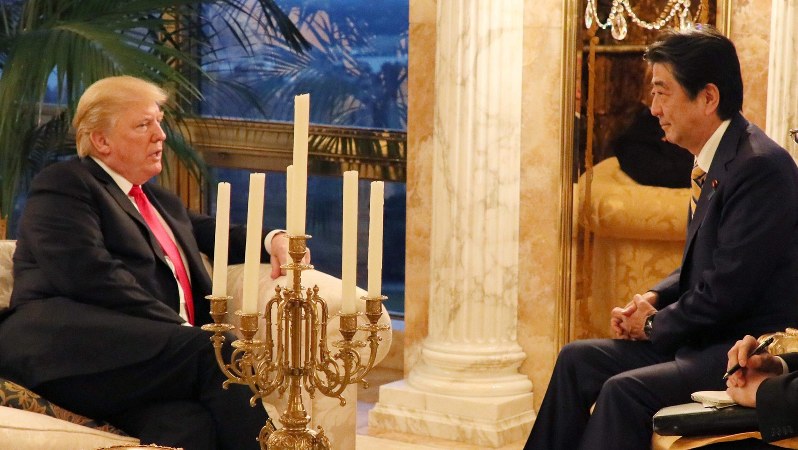 米ニューヨークにあるトランプタワーで意見交換する安倍晋三首相とトランプ米大統領=2018年9月23日(内閣広報室提供)