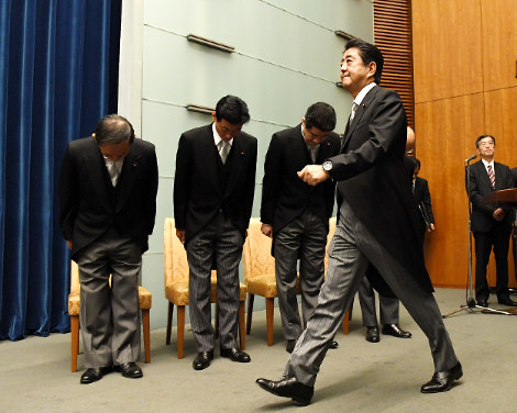 第４次安倍改造内閣が発足し、記者会見に臨む安倍晋三首相＝首相官邸で２０１８年１０月２日午後６時（代表撮影）