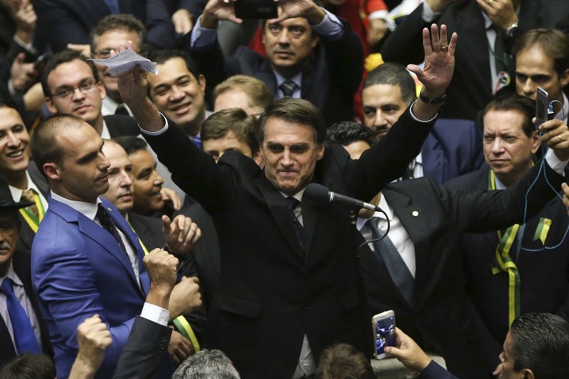 ブラジル大統領選 汚職撲滅訴える極右候補がリード 毎日新聞
