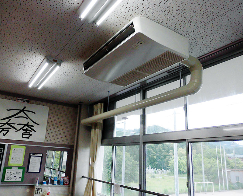 滋賀県が2017年度に県立鳥居本養護学校(彦根市)の普通教室に整備したエアコン=同県教委提供