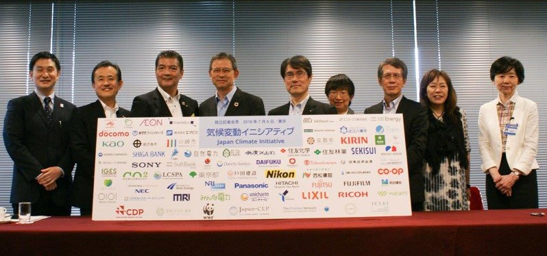 気候変動イニシアティブ」の設立記者会見に集まった呼びかけ人たち=東京都内で2018年7月6日(自然エネルギー財団提供)