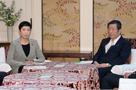 会談に臨む自民党の森山裕国対委員長（右）と立憲民主党の辻元清美国対委員長＝国会内で２０１８年１０月３日午前１１時、川田雅浩撮影