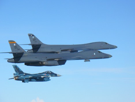 共同訓練する航空自衛隊のＦ２戦闘機（下）と米空軍のＢ１爆撃機２機＝九州周辺空域で２０１７年７月３０日午前（航空自衛隊提供）