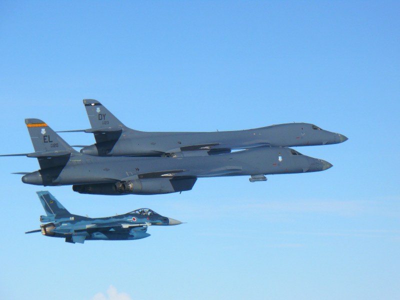 共同訓練する航空自衛隊のF2戦闘機(下)と米空軍のB1爆撃機2機=九州周辺空域で2017年7月30日午前(航空自衛隊提供)