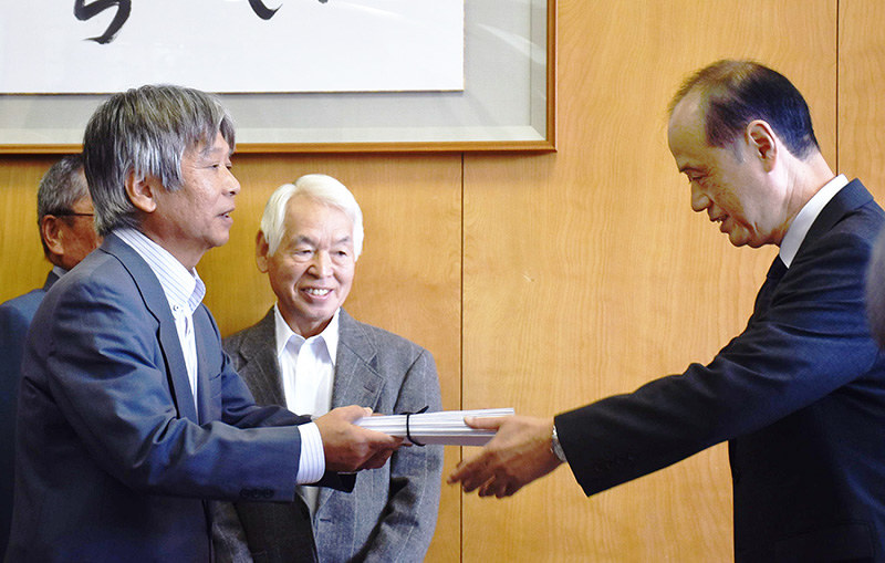 岡山市の大森雅夫市長(右)に要望書を手渡す平島学区連合町内会の中村卓由会長(左手前)=同市役所で、戸田紗友莉撮影