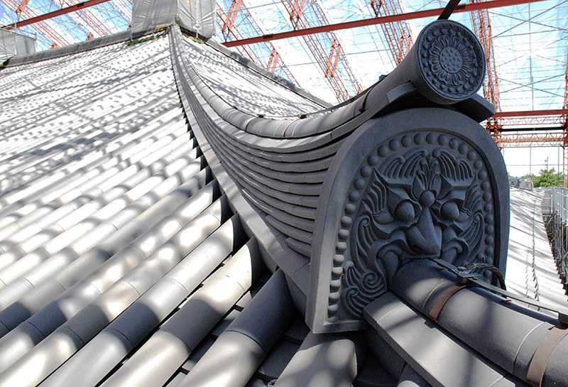 天平のかたち 興福寺中金堂再建 唯一無二７万枚の瓦 名門 山本瓦工業 製造と瓦ぶき二刀流で 奈良 毎日新聞