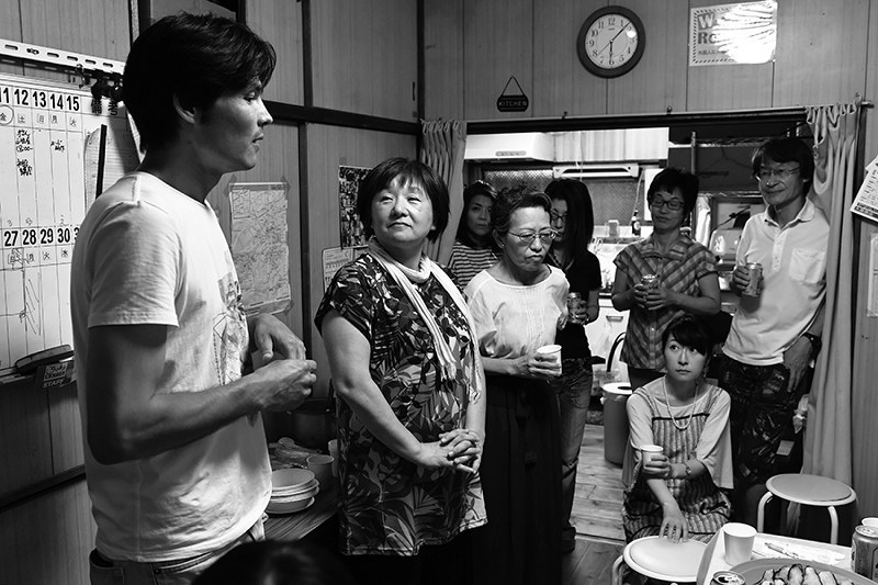 アフガニスタン難民の男性と触れ合うRAFIQのスタッフやボランティアの人たち=大阪市淀川区で