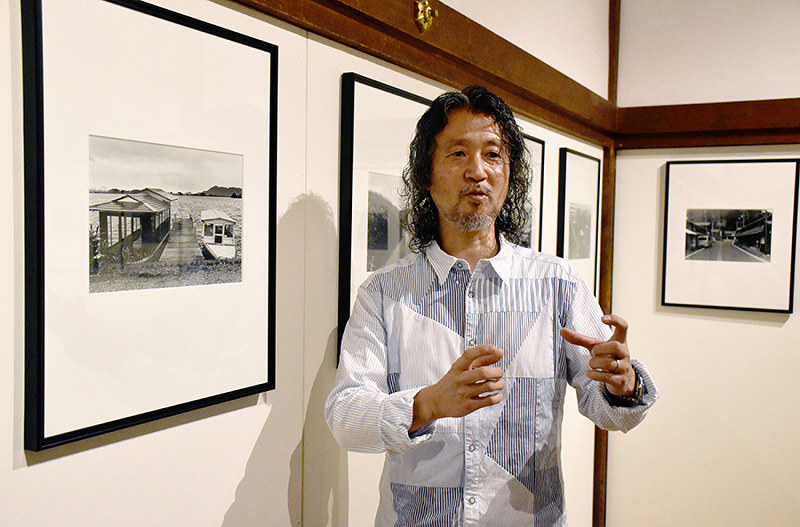 滋賀県内で初めて写真展を開催する藤原敦さん=大津市円城寺町の三井寺の観音堂書院で、小西雄介撮影