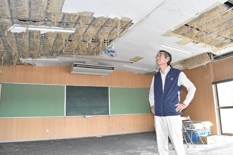 毎週集会を開いていた公民館分館の天井を見上げる中尾研一さん。公民館は被災し、今も使えない状況だ=岡山県倉敷市真備町服部で2018年10月5日、林田奈々撮影