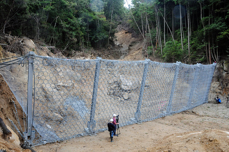 大原ハイツの団地上流に完成した、土砂崩れを食い止めるワイヤネット=広島県熊野町川角5で、東久保逸夫撮影