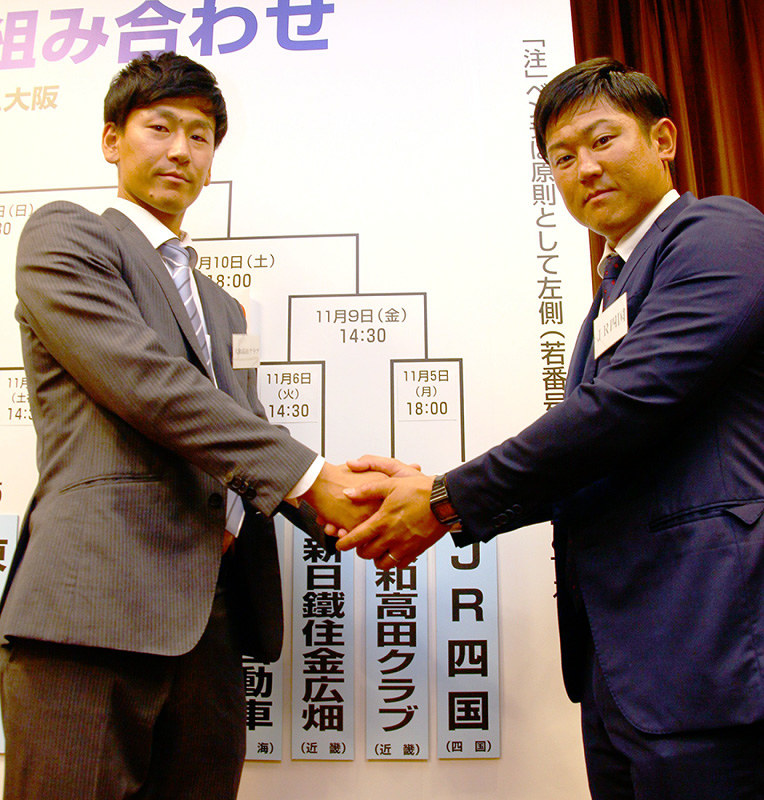 対戦が決まり、健闘を誓い合う大和高田クラブの三木大輝マネジャー(左)とJR四国の岩部匡良マネジャー=大阪市北区で、稲生陽撮影