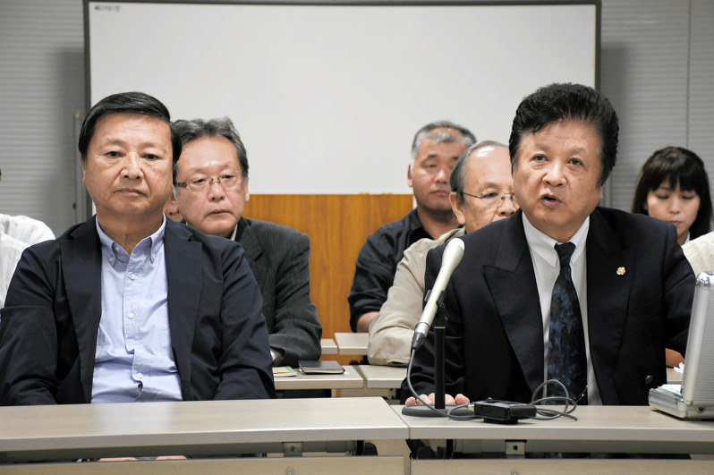会見する阿波おどり振興協会の朝日栄作会長(前列左)と山田実理事長(同右)=徳島市のふれあい健康館で2018年10月5日、大坂和也撮影