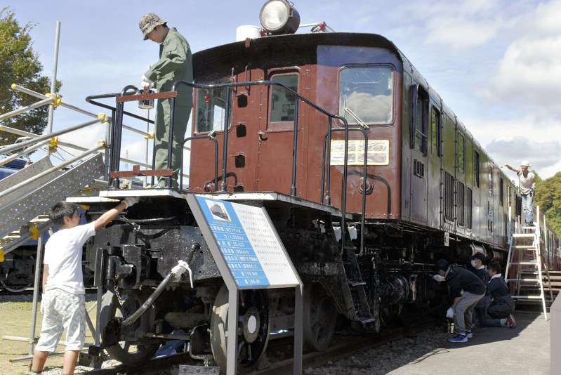 「EF53-2」をペイントする参加者=群馬県安中市の「碓氷峠鉄道文化むら」で、菊池陽南子撮影
