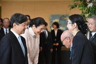 皇太子殿下ご夫妻を出迎える国文祭実行委員会メンバーら＝大分市で２０１８年１０月６日午後４時５０分、白川徹撮影