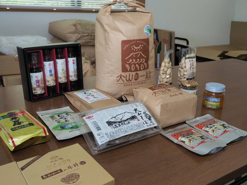 大山町のふるさと納税の返礼品として送られている米やソバ、調味料など=鳥取県大山町名和で、横井信洋撮影