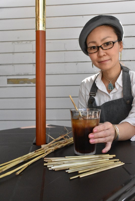 石川県小松市特産の大麦を使用したストロー(手前)=金沢市十間町で2018年10月2日、日向梓撮影