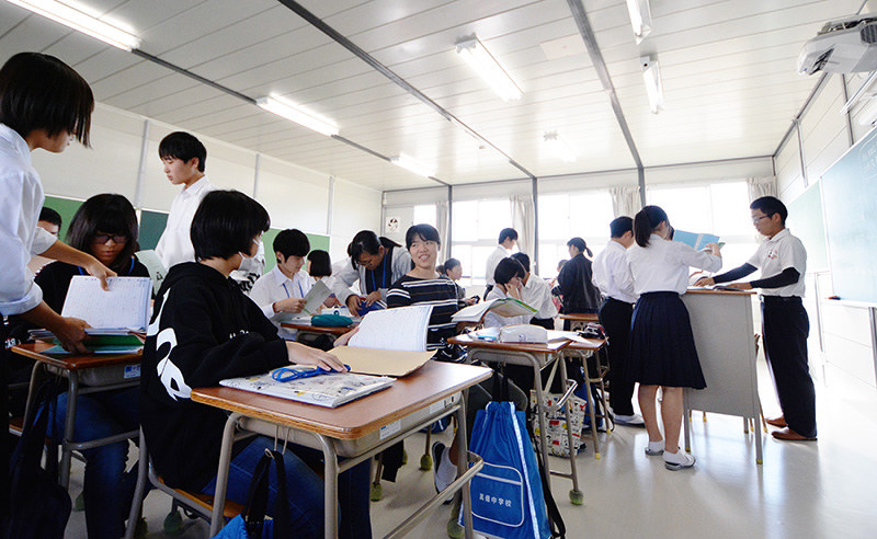 仮設校舎での授業に臨む生徒ら=岡山県倉敷市真備町地区で2018年10月1日午前9時4分、高橋祐貴撮影
