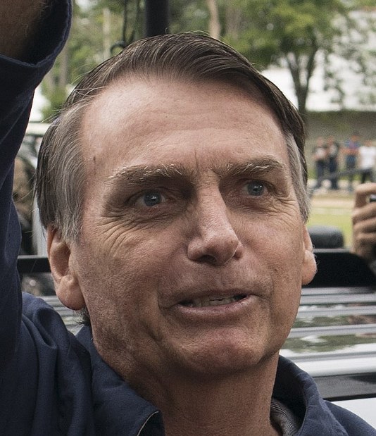 ブラジル大統領選 極右首位 過半数届かず 決選投票へ 毎日新聞