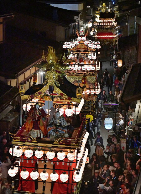 飛騨高山祭：宵祭り、祭り屋台が古い町並みを練り歩く | 毎日新聞