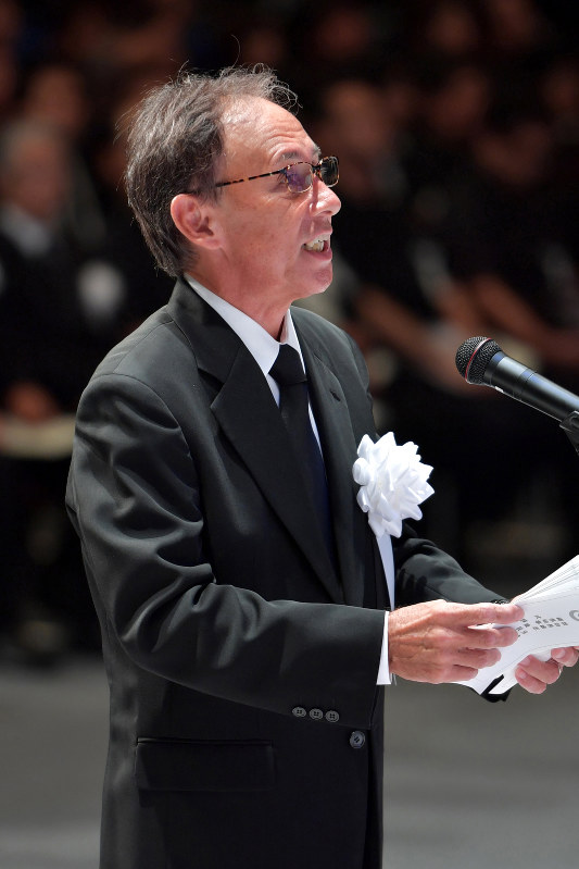 沖縄知事県民葬 翁長さん目指した大きな木に 式辞全文 毎日新聞