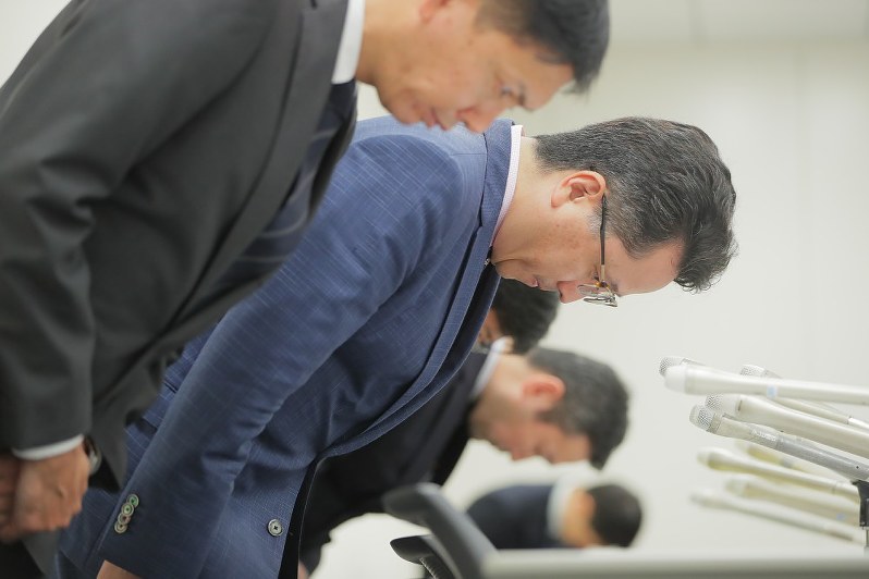 株式売買システムの接続障害について記者会見で陳謝する日本取引所グループの横山隆介・常務執行役(中央)=東京都中央区で2018年10月9日午後4時半、和田大典撮影