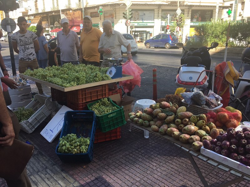 ギリシャ最大の港湾都市・ピレウスの港近くのマーケット。好天に恵まれるギリシャでは、強い太陽の光を浴びて育ったぶどうやサボテンの実などの果物が人気という=2018年9月6日(写真はいずれも三沢耕平撮影)
