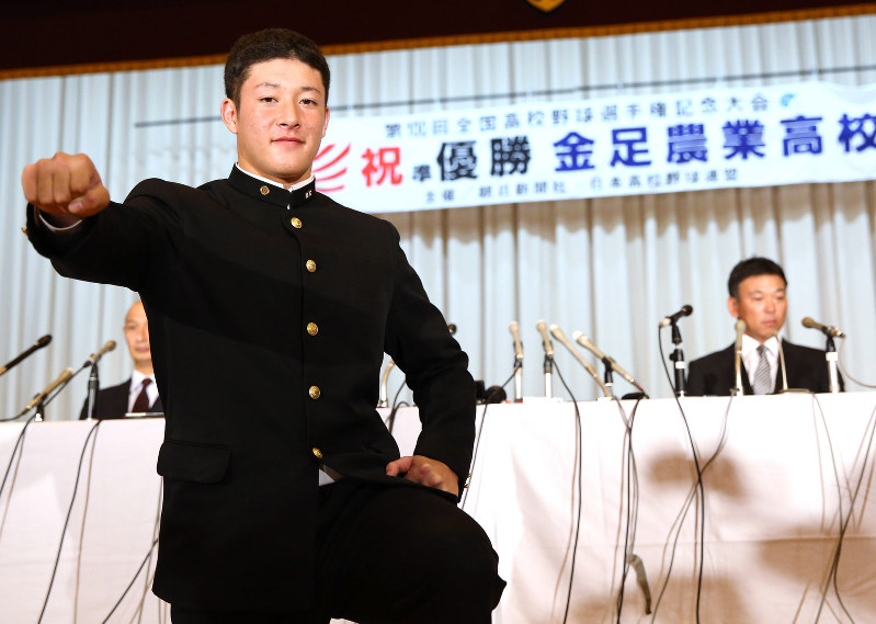 記者会見でプロ志望届を提出したことを発表し、甲子園を沸かせた「侍ポーズ」を披露する金足農の吉田輝星投手=秋田市で2018年10月10日午後4時33分、喜屋武真之介撮影