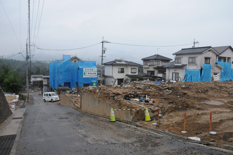 大原ハイツの避難指示は全て解除されたが、土砂崩れによる被災痕は今も生々しく残る=熊野町川角5で10日午前10時21分、東久保逸夫撮影