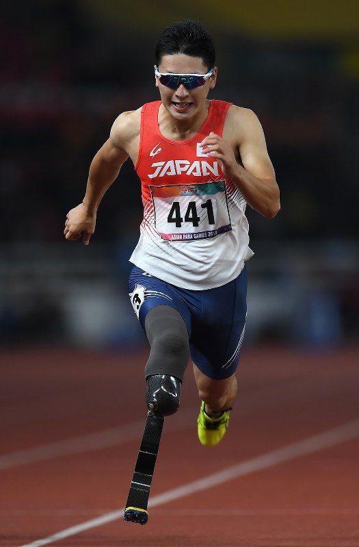 男子100メートル(切断など)で1位でフィニッシュする井谷俊介=インドネシア・ジャカルタで2018年10月10日、久保玲撮影