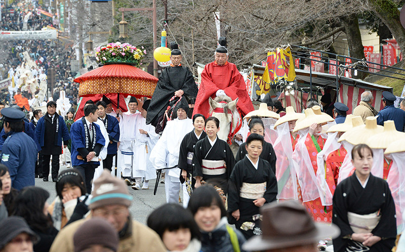 華やかな衣装をまとった行列が練り歩くお渡り式=奈良市で2014年12月、望月亮一撮影
