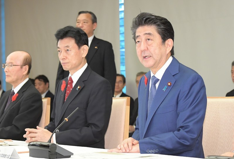 天皇陛下の退位および皇太子殿下の即位にともなう式典委員会の初会合で発言する安倍晋三首相(右端)=首相官邸で2018年10月12日午前10時33分、川田雅浩撮影