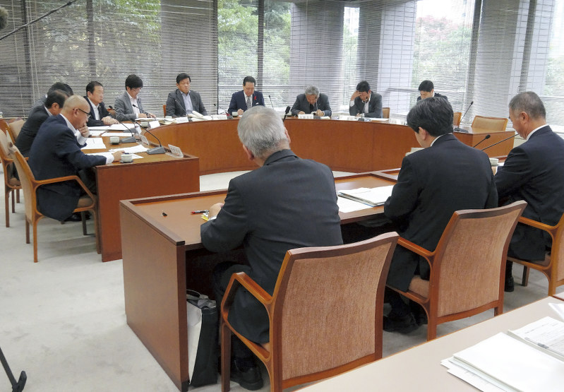 高橋仁教育長らが出席し開催された総務企画委員会=宮城県議会で2018年10月11日、本橋敦子撮影