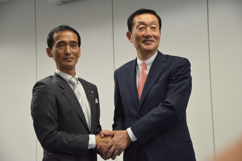 ユニーの子会社化が決まり握手するドンキホーテHDの大原孝治社長(左)とユニー・ファミリーマートHDの高柳浩二社長=東京都豊島区で11日午後、藤渕志保撮影