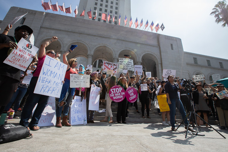 カバノー氏の最高裁判事承認に反対する抗議集会で声を上げる女性ら=米ロサンゼルス市庁舎前で2018年9月28日、ルーベン・モナストラ撮影