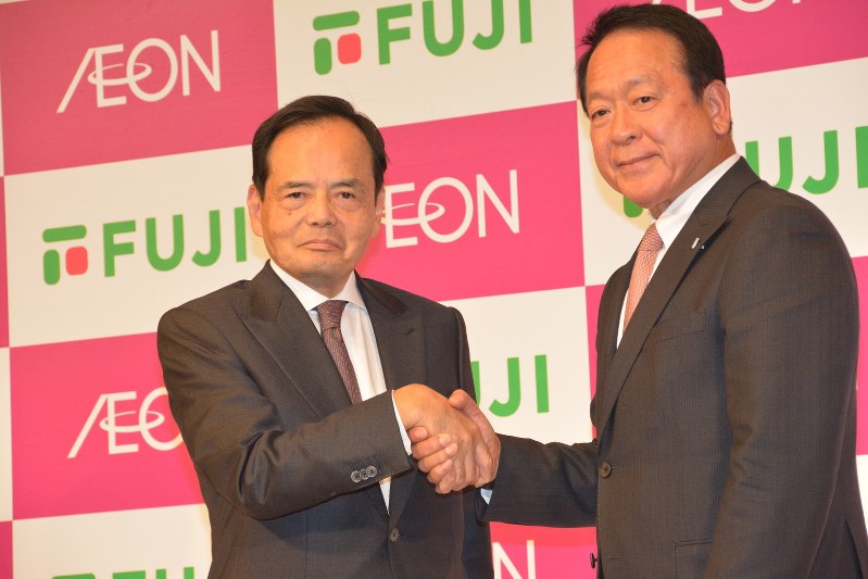 資本・業務提携を発表したイオンの岡田元也社長(左)とフジの尾崎英雄会長=東京都千代田区内幸町1で2018年10月12日、藤渕志保撮影